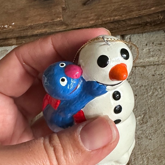 1980s Sesame Street Grover Making Snowman Christmas Ornament (45) - Picture 5 of 6